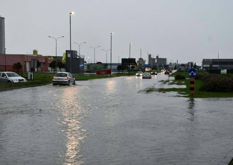 Snažno nevrijeme pogodilo Požegu, poplavljene ceste i kuće