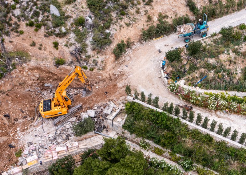 Nastavljeno rušenje bespravnih objekata u uvali Vruja, pogledajte fotografije