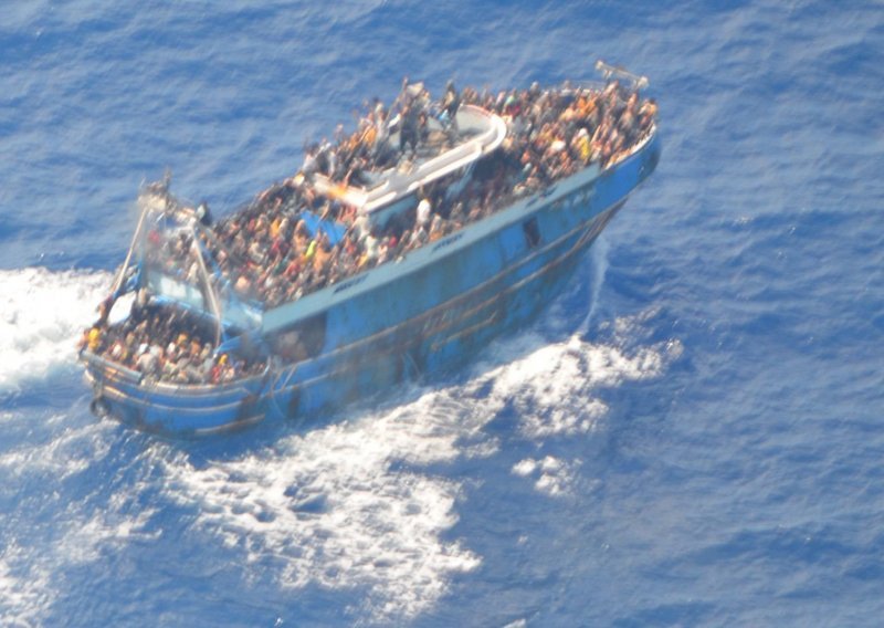 Na potonulom brodu s migrantima u Grčkoj bilo je navodno stotinjak djece