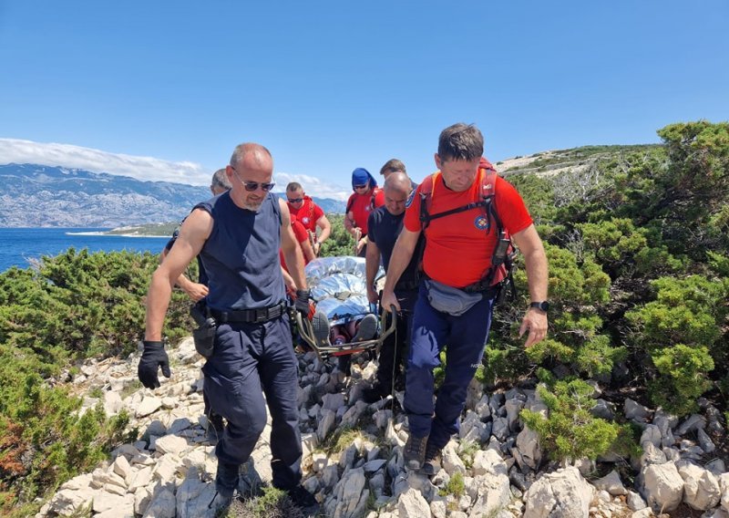 Bura razbila brodicu između Raba i Paga, HGSS spasio četvoricu Nijemaca