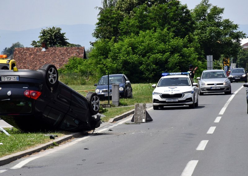 Vozač u Gračacu udario u kombi i poginuo, policajca na očevidu izbole pčele