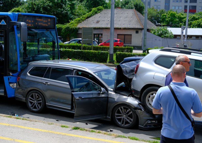 Lančani sudar u Zagrebu: autobus pokupio aute na prometnom križanju