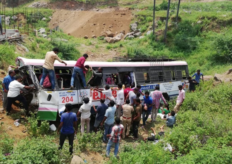 Autobus sletio s ceste pa se zapalio, poginulo 25 ljudi