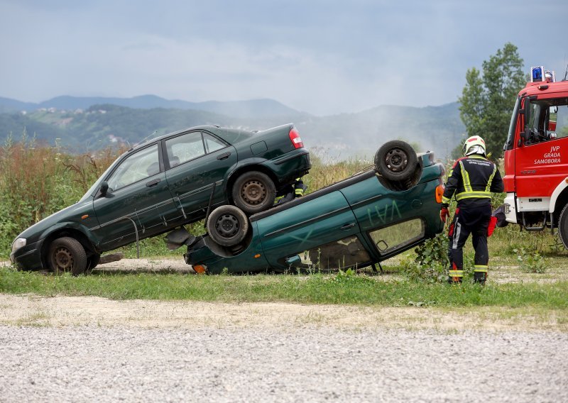 Jedan auto završio na krovu, a drugi na njemu. Situacija je riješena, evo što se dogodilo