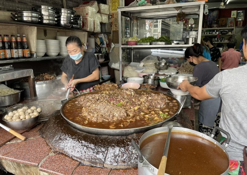 Restoran u Bangkoku stekao je svjetsku slavu juhom koja krčka već 50 godina