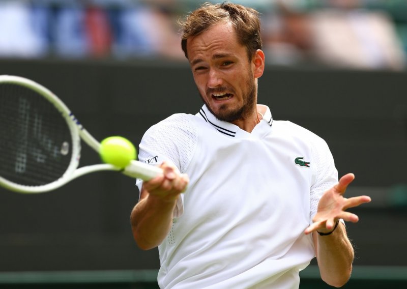 Sjajni Rus prvi put u četvrtfinalu Wimbledona, ali do pobjede nije želio doći na ovaj način