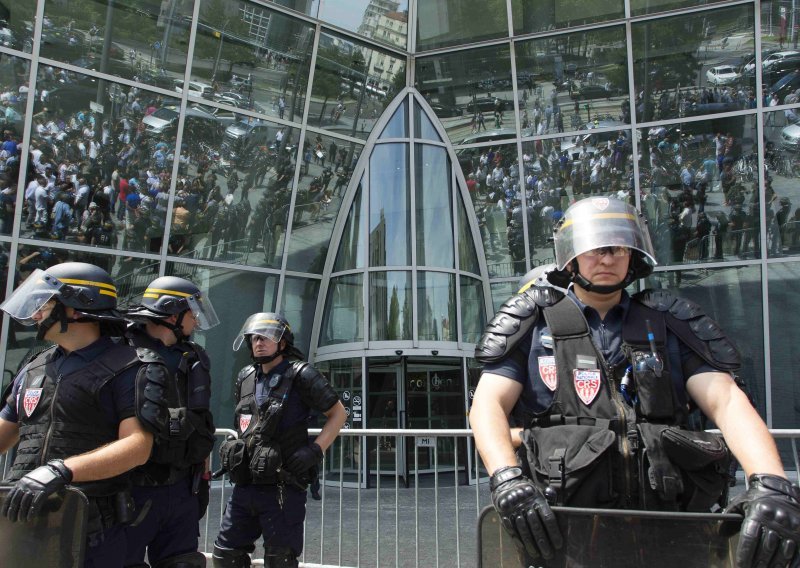 Francuska policija hvata naoružane pljačkaše