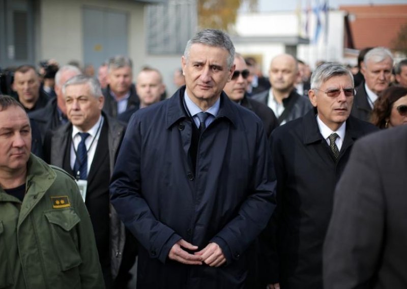 Karamarko ušutio pred novinarima jer šuti i Milanović