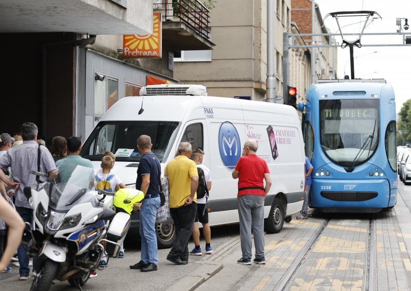 Kombijem blokirao prugu i zaustavio tramvajski promet