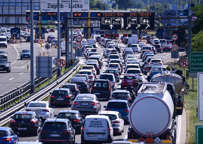 Teška prometna nesreća na A2: Jedna osoba poginula, promet prekinut