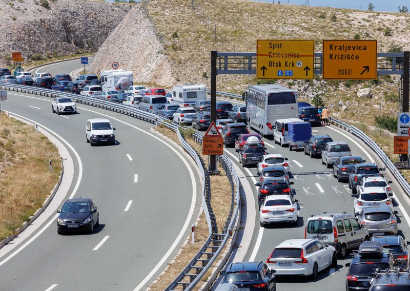 Gužve prema moru: Pred tunelom Sveti Rok kolona duga šest kilometara