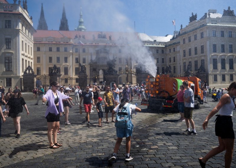 Rekordni toplinski val prži Europe, Kinu i SAD: To je peć. Ne možemo predugo ostati na istom mjestu!