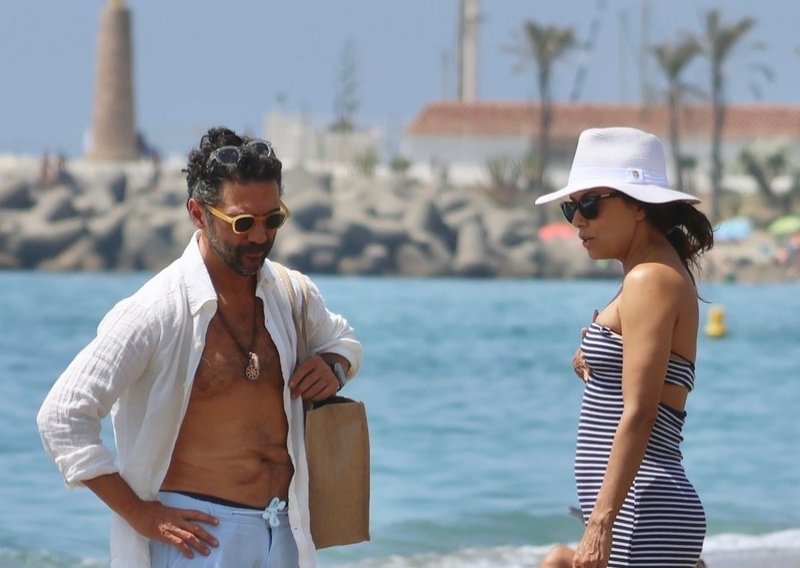 Eva Longoria provela dan na plaži, a odabrala je i zanimljiv modni dodatak