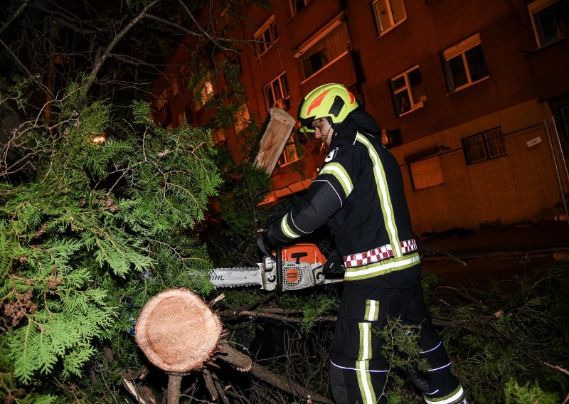 Na saniranju šteta radi 12.348 vatrogasaca, odradili 4293 intervencija