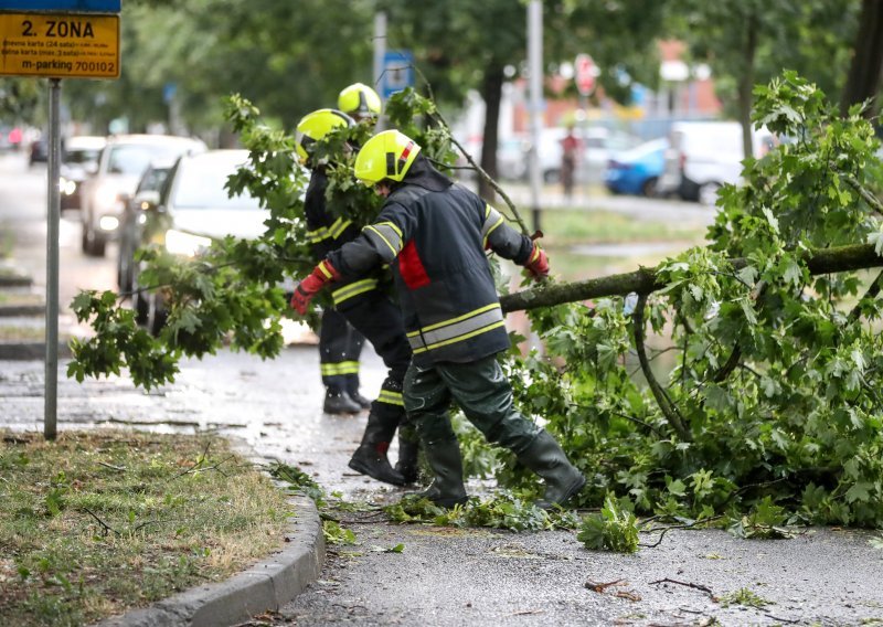 Prilikom intervencije u sanaciji posljedica nevremena smrtno stradao vatrogasac