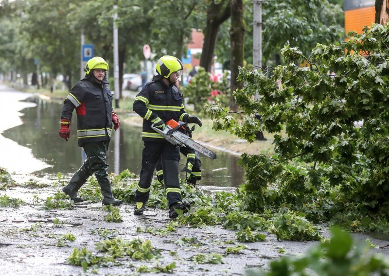 U Zagrebu 700 poziva hitnim službama, stižu prve dojave o ozlijeđenima