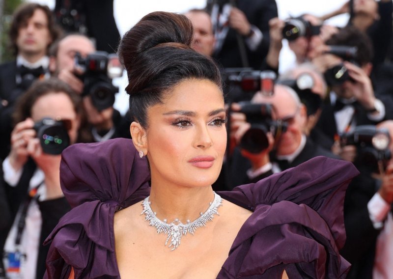 Salma Hayek otkrila svoju malu tajnu: Ovako prikriva sijede kada ne stigne kod frizera