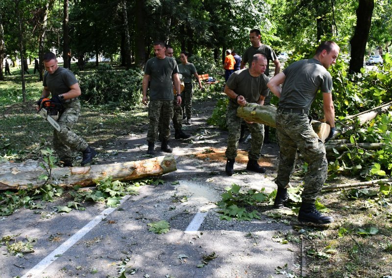 Banožić vojnicima koji pomažu nakon nevremena udvostručio naknade