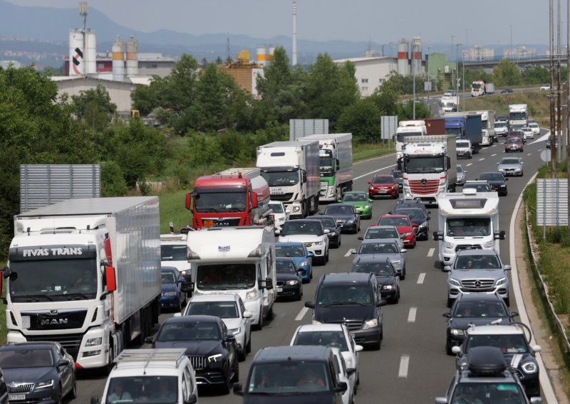 Za vikend nešto manje vozila na autocestama, ali više naplaćene cestarine