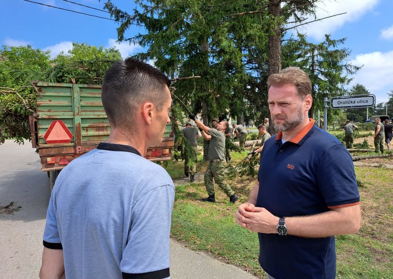 Banožić obilazi nevremenom pogođenu Slavoniju: 'Skoro bi mogli dobiti struju'