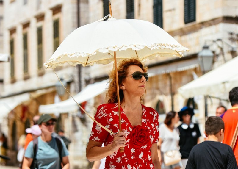 Zanimljivi ljetni stajlinzi na Stradunu: 'Sveprisutniji' novi modni dodatak je - suncobran