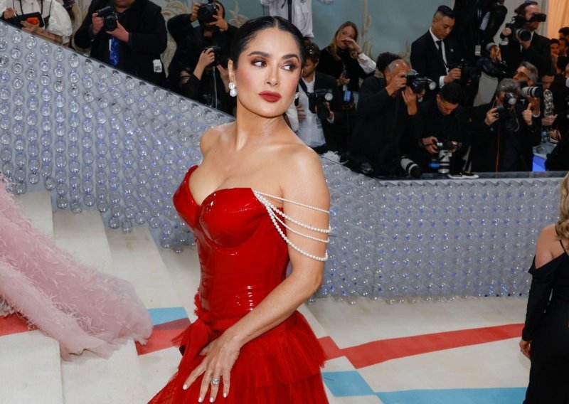 Salma Hayek ima odličan badić, savršen za žene s oblinama