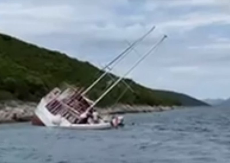 Na otoku Šipanu nasukao se brod, sve službe na intervenciji