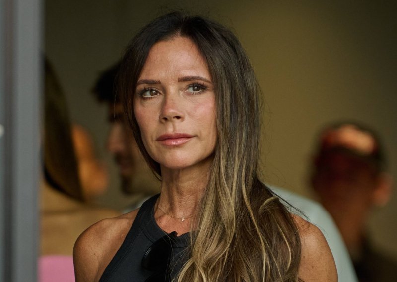 Victoria Beckham pokleknula pred bizarnim čizmama koje su podijelile modni svijet