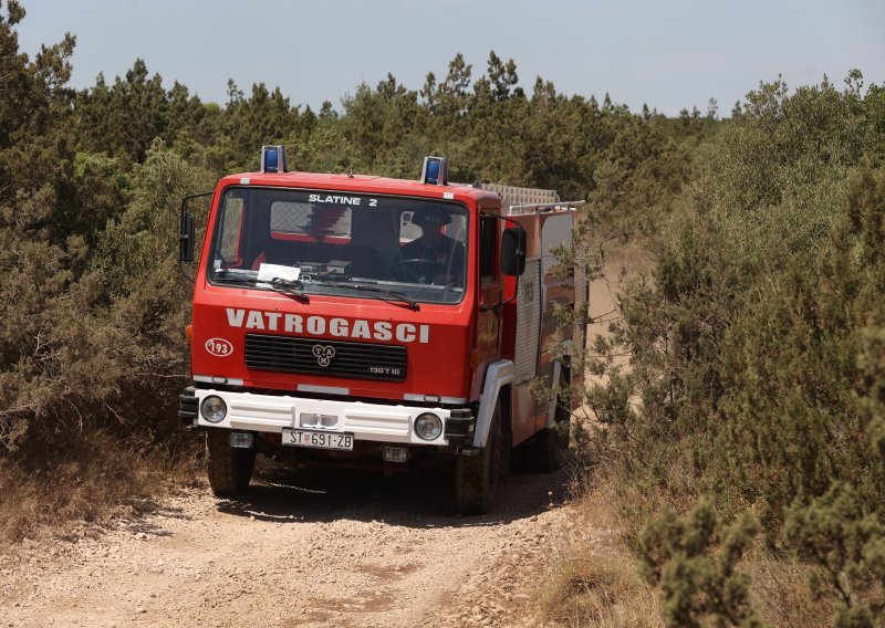 Požar na Čiovu pod kontrolom, 150 vatrogasaca i 40 vozila dežura cijelu noć