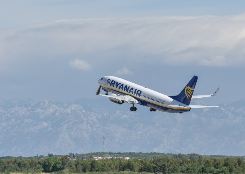 Drama u zraku: Pijan uznemiravao putnike aviona, a jednog i ošamario