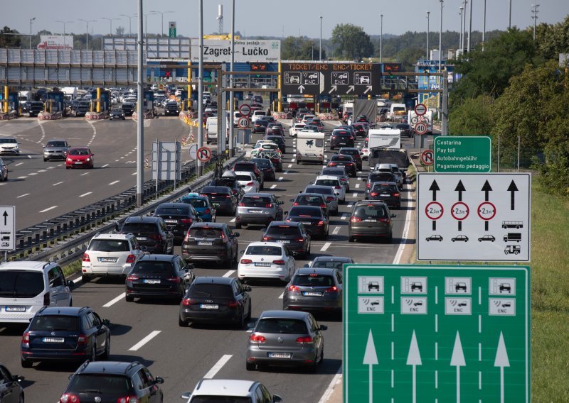 Kilometarske kolone se pomaknule prema moru, gužve oko Sv. Roka i na Kvarneru