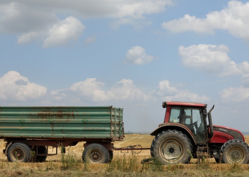 Htio kupiti traktor, dvojica mu uzela predujam i kupila mobitel