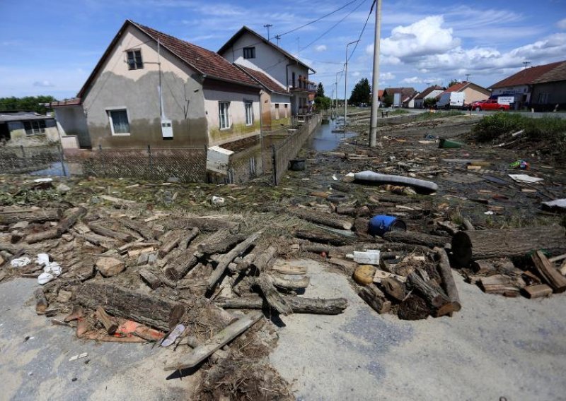 Muškarac koji se zapalio u Gunji ima opekline na 80 posto tijela