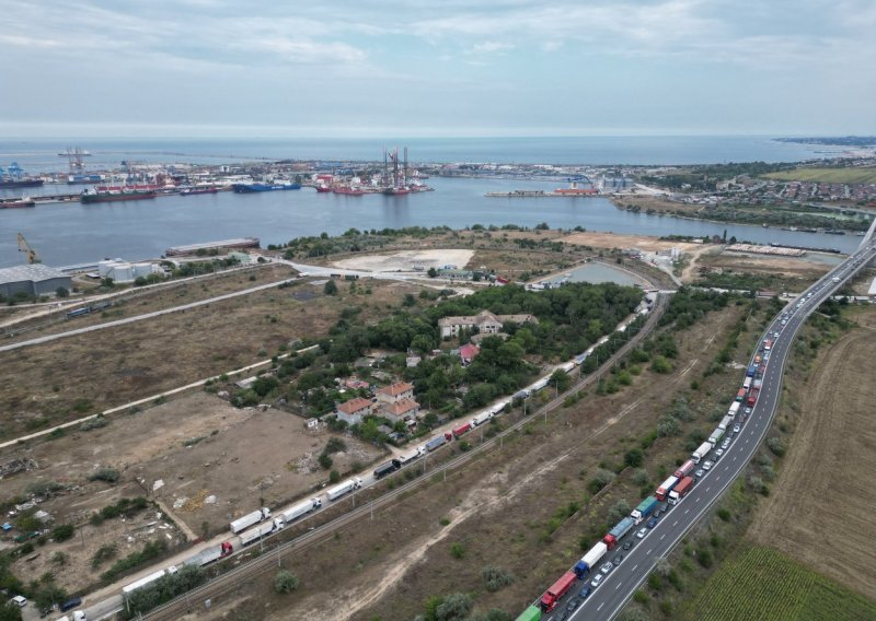 Ukrajinski kamioni danima čekaju da iskrcaju žito u lukama na Dunavu