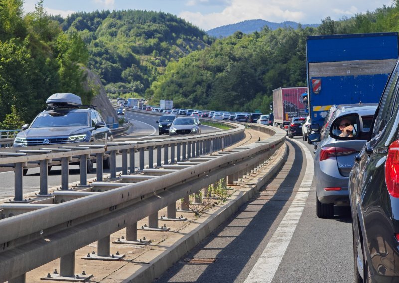 Na autocesti A1 kolona 13 kilometara, otkriveno zašto se zapalio kamion