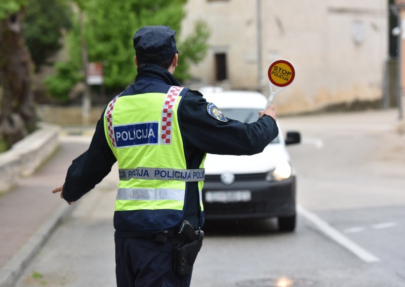 Policajci zaustavili pijanu vozačicu, ona ih vrijeđala, a jednog je i ugrizla