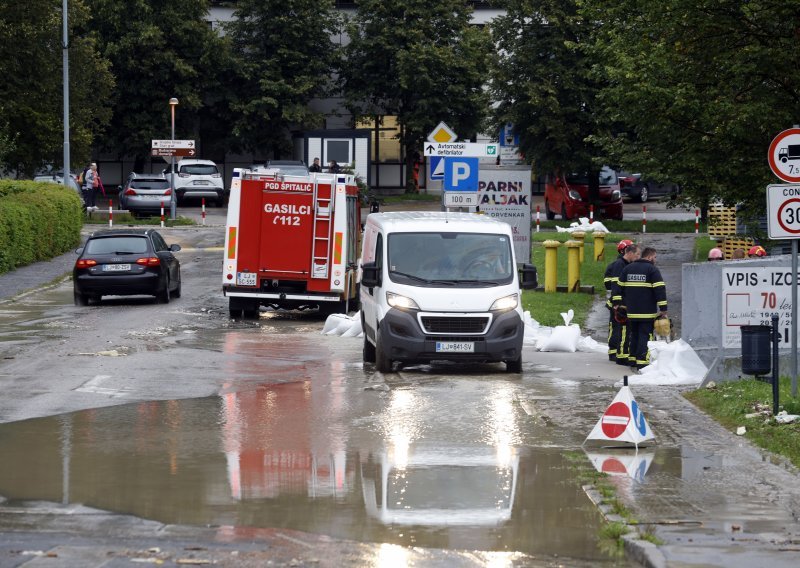 Civilna zaštita: Ne lovite oluje, ne radite selfieje i ne vozite automobile!