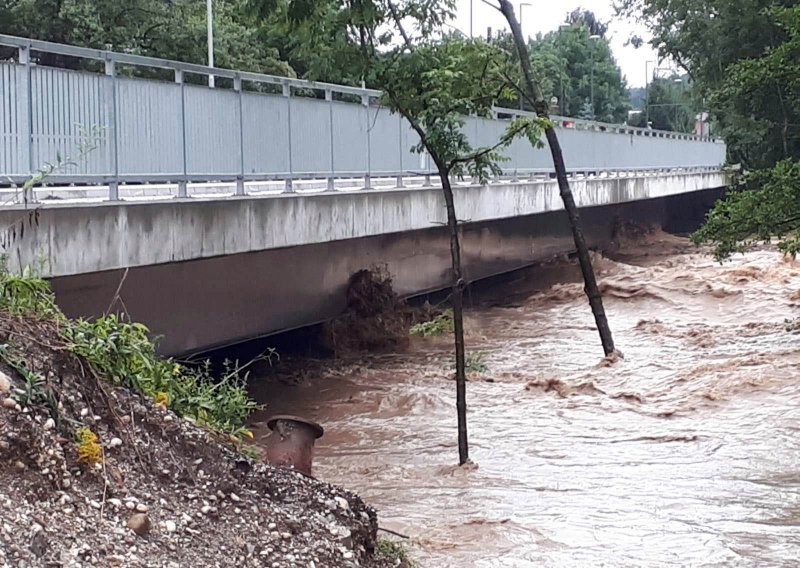 Ovo selo u Sloveniji je potpuno pod vodom, fotografije su zastrašujuće