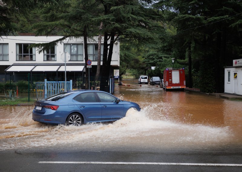 Bujice na ulicama Rijeke i Opatije, izlilo se nekoliko potoka