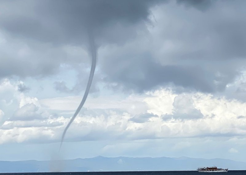 Nevrijeme u Dalmaciji: Pijavica na moru, Split se 'zabijelio' od tuče