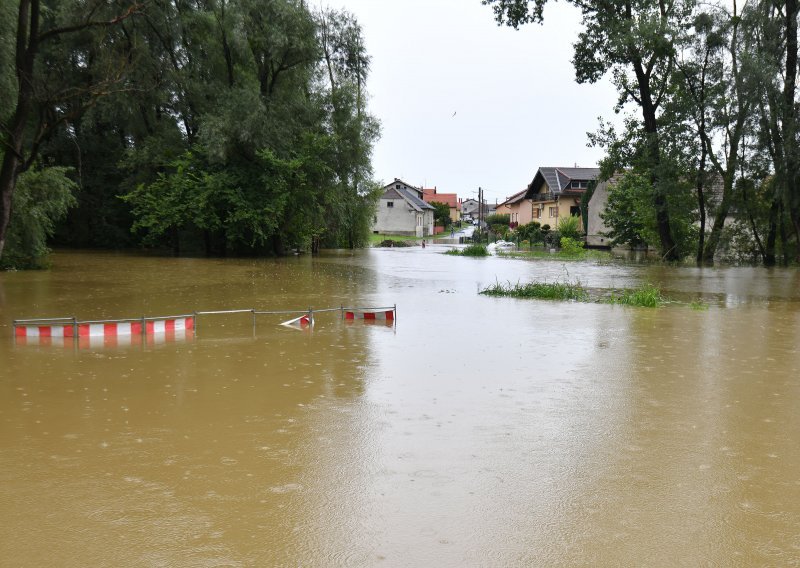 Besana noć u Međimurju: Vatrogasci i volonteri osiguravaju nasipe, Mura još narasla