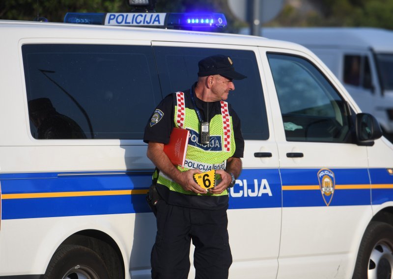 U sudaru više vozila poginulo dijete, šestero ljudi teško ozlijeđeno