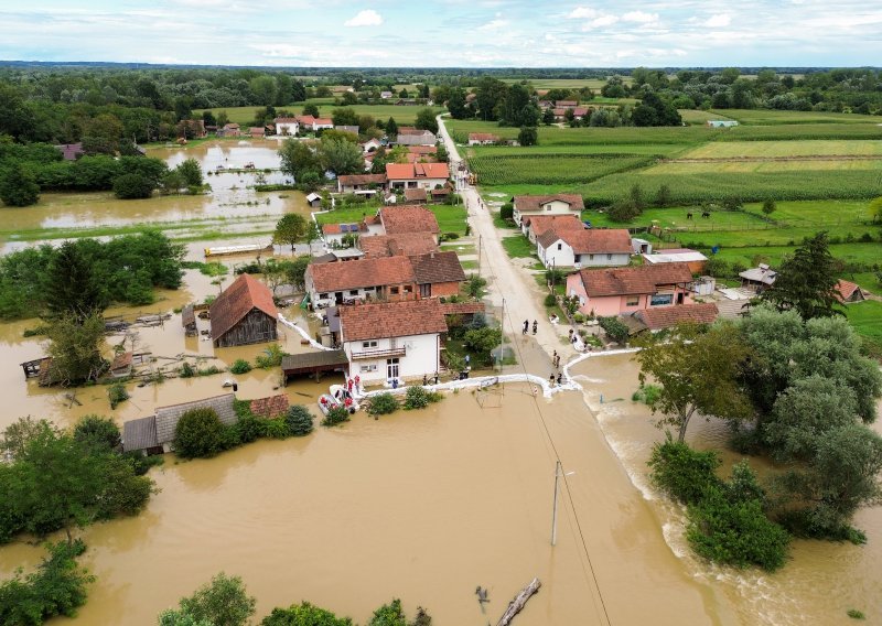 Stanje kod Botova se polako smiruje, obranjene kuće u Torčecu