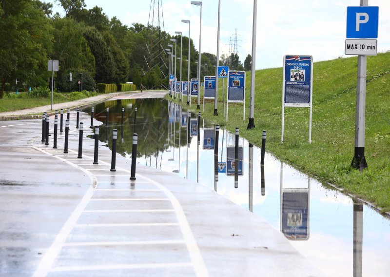 Voda probila i na Jarunu: Poplavljene staze, zabranjen pristup vozilima