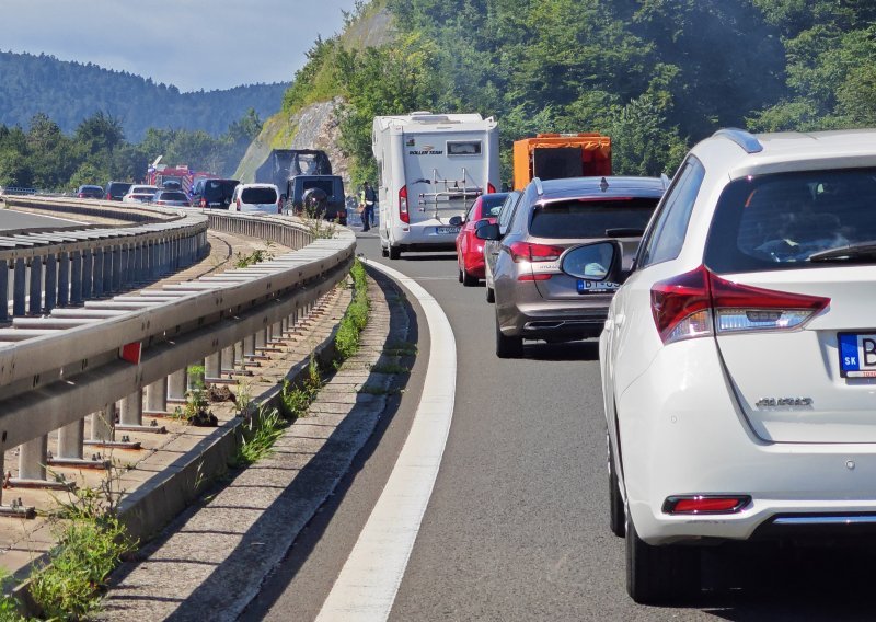 Zbog teške prometne nesreće na A6 kolona duga pet kilometara