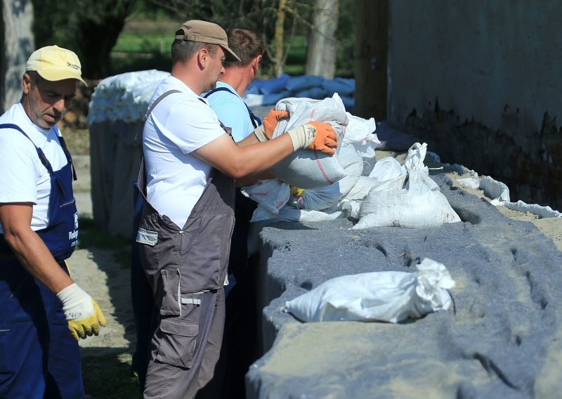 U Podravskoj Moslavini probijen zečji nasip, potopljene vikendice, ribički dom...