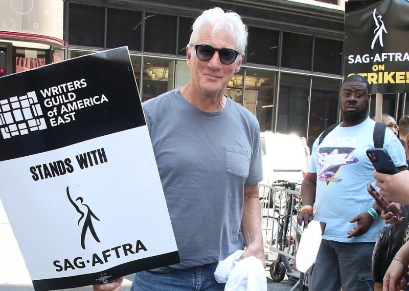 Richard Gere snimljen na protestima u društvu slavnih glumica