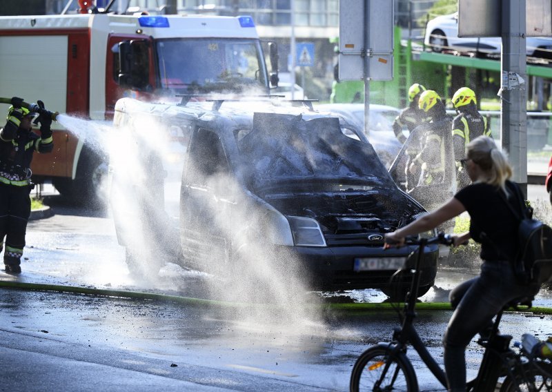 U Zagrebu izgorio automobil