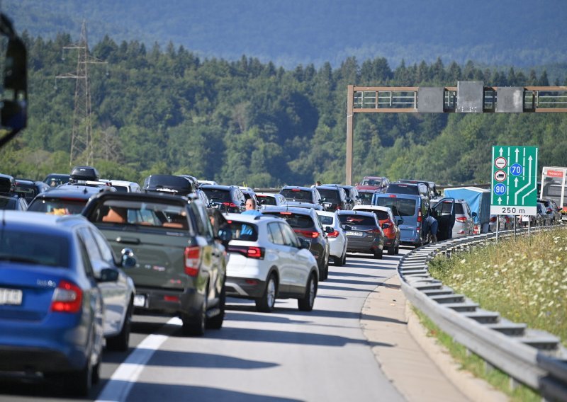 HAK: Pojačan promet, povremeno se vozi u kolonama uz zastoje