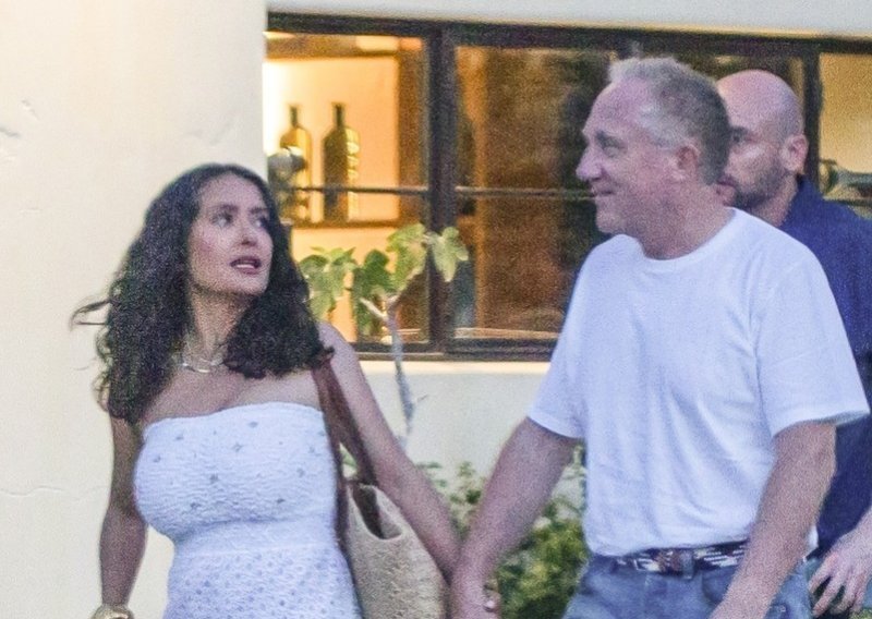 Salma Hayek uživa na odmoru, no ovaj put svi su gledali njezinog supruga